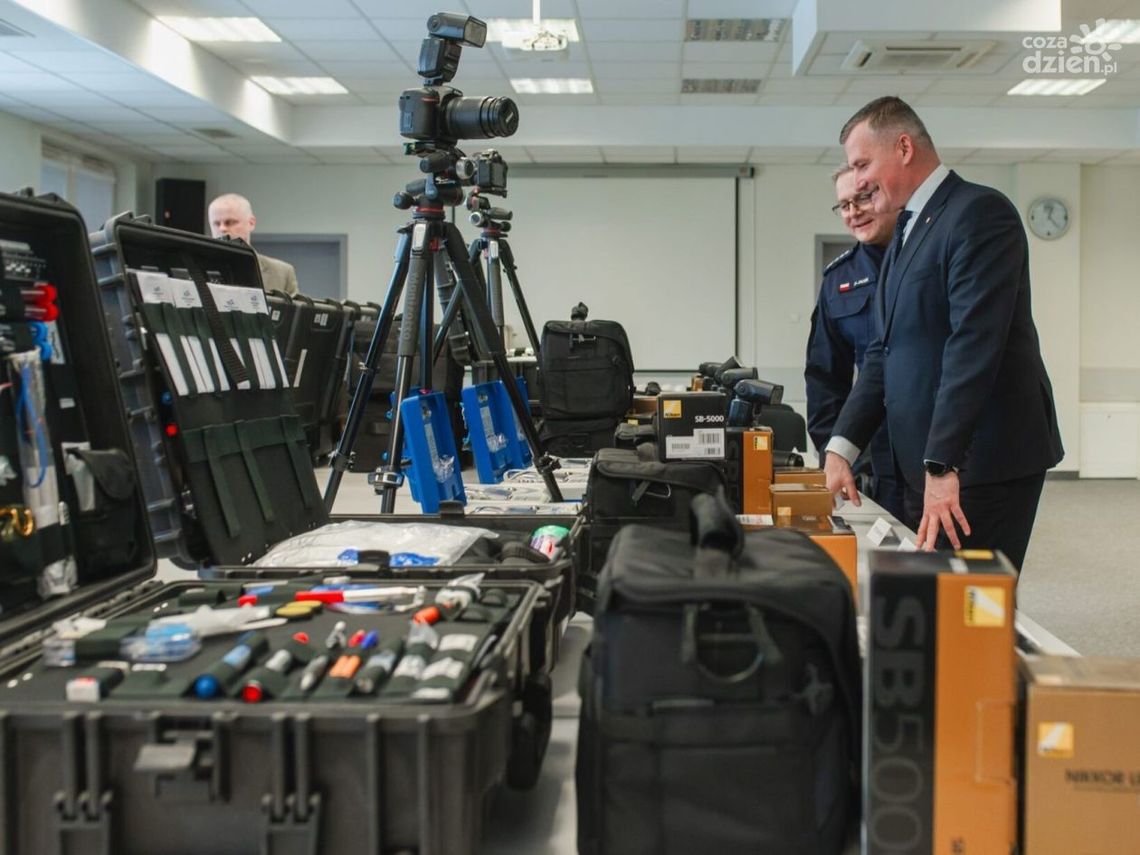 Aparaty fotograficzne, walizki kryminalistyczne, alkomaty i dron. Nowy sprzęt trafi do komend z całego województwa