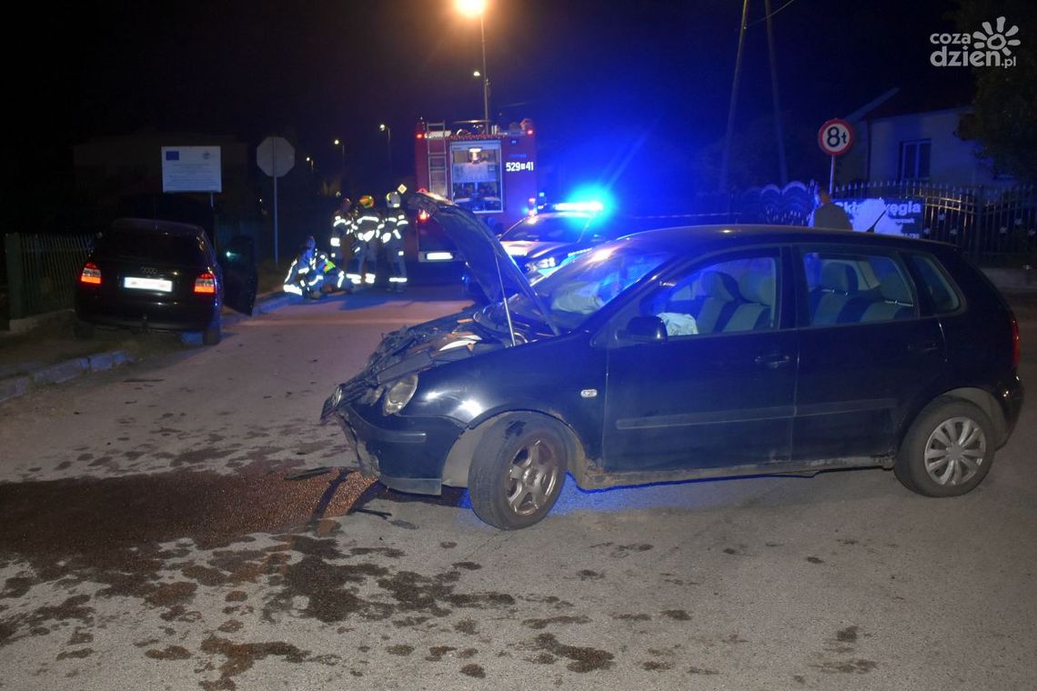 Audi wjechało w ogrodzenie. 15-latka została ranna