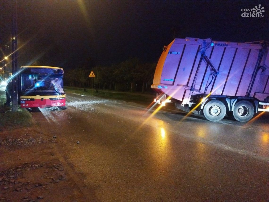 Autobusem w śmieciarkę. Niebezpieczna kolizja na Gostkowskiej