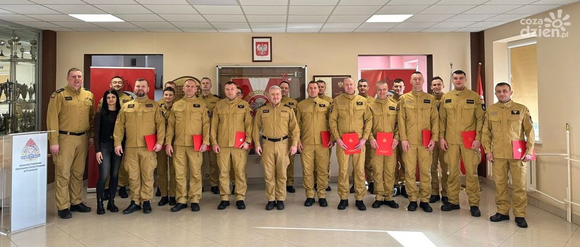 Awanse strażaków w Komendzie Powiatowej PSP w Przasnyszu – wyróżnienia dla najlepszych funkcjonariuszy