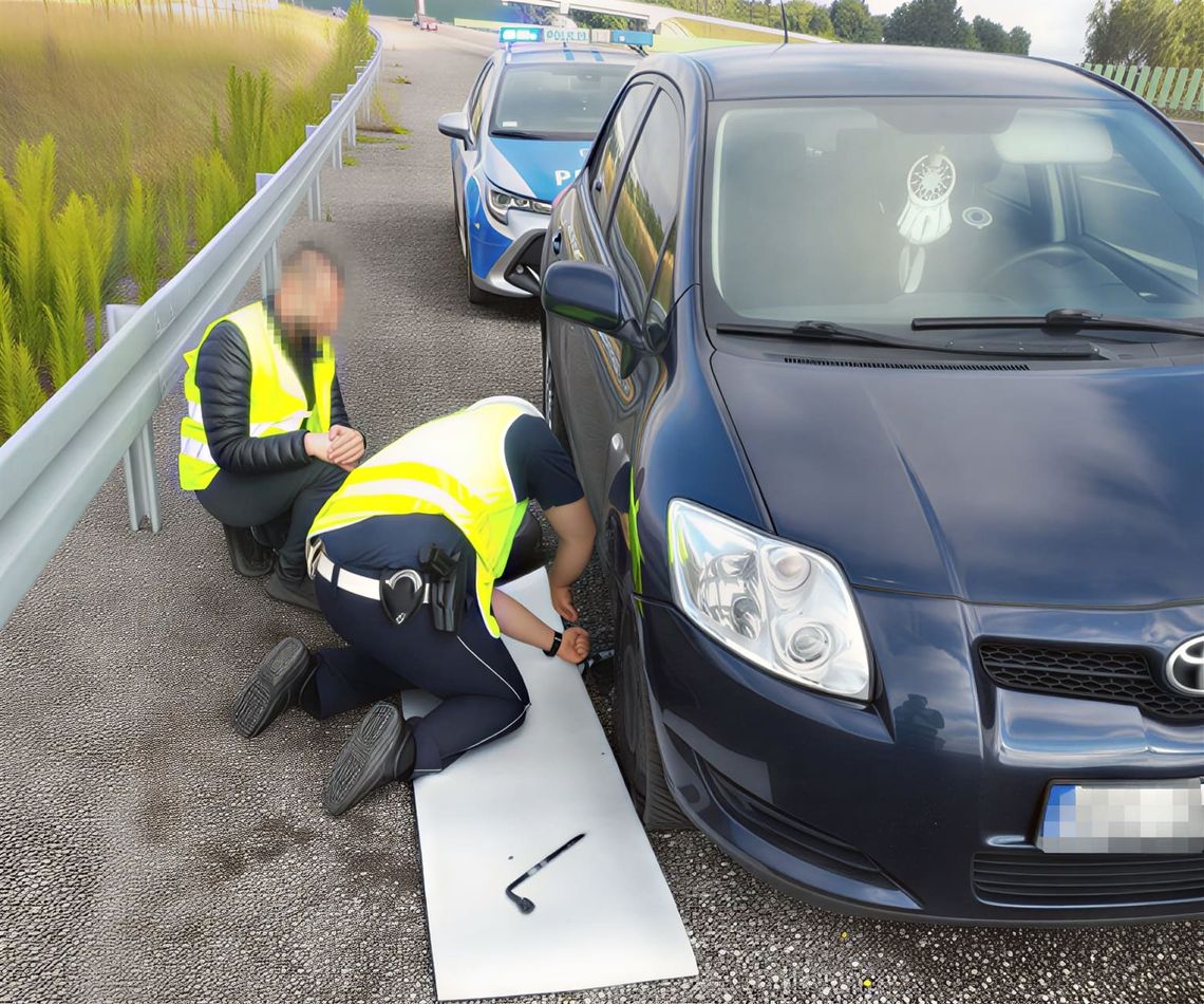 Awaria na S7 pod Płońskiem. Policjanci pomogli kierowcy Awaria na S7 pod Płońskiem i policyjny patrol przy uszkodzonej Toyocie