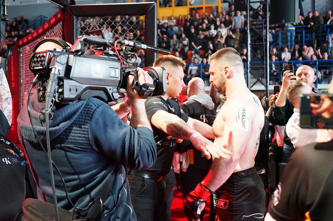 Babilon MMA 57: Triumf Szymona Kołeckiego w Ciechanowie! Podwójny mistrz u siebie Kołecki - sekundy przed walką