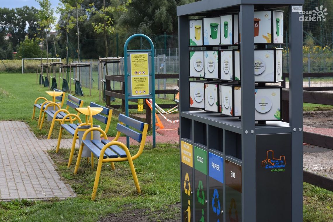 Będą bawić i uczyć. W Ciechanowie pojawiły się edukacyjne kosze do segregacji