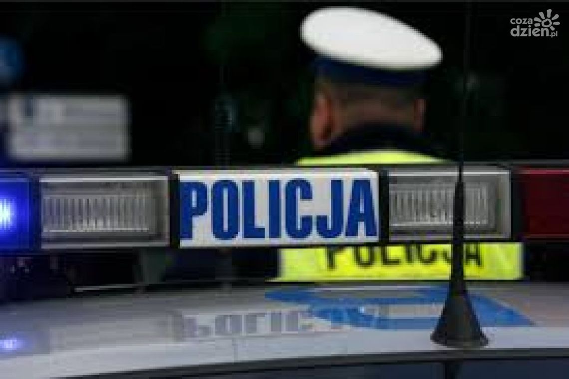 Bez butów chciał uciec przed odpowiedzialnością. Senior swoim autem uderzył w latarnię. 