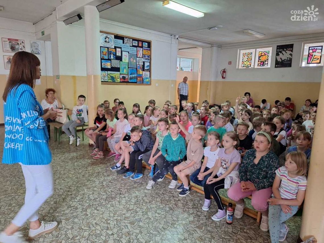 Bezpieczne wakacje - policja z Ciechanowa uczy dzieci zasad bezpieczeństwa