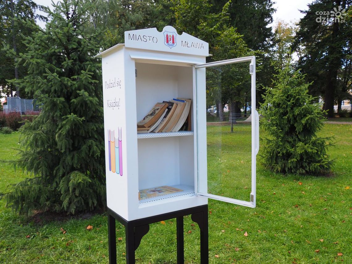 Biblioteczka plenerowa w mławskim parku 