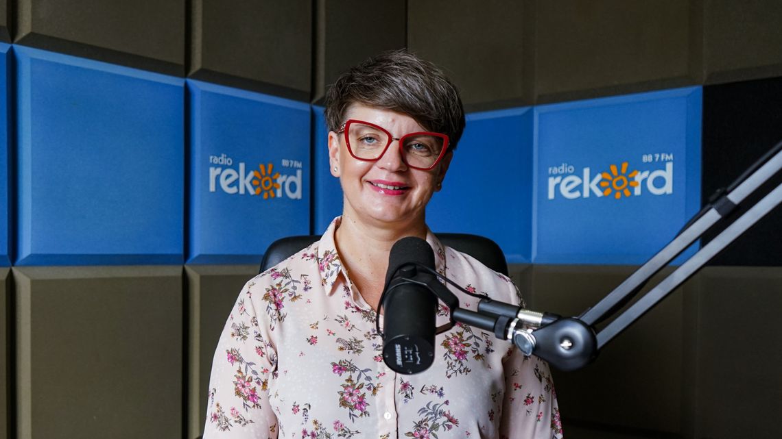 Alicja Wodzyńska, dyrektor Miejskiej Biblioteki Publicznej w Ciechanowie, w studiu Radia Rekord Mazowsze