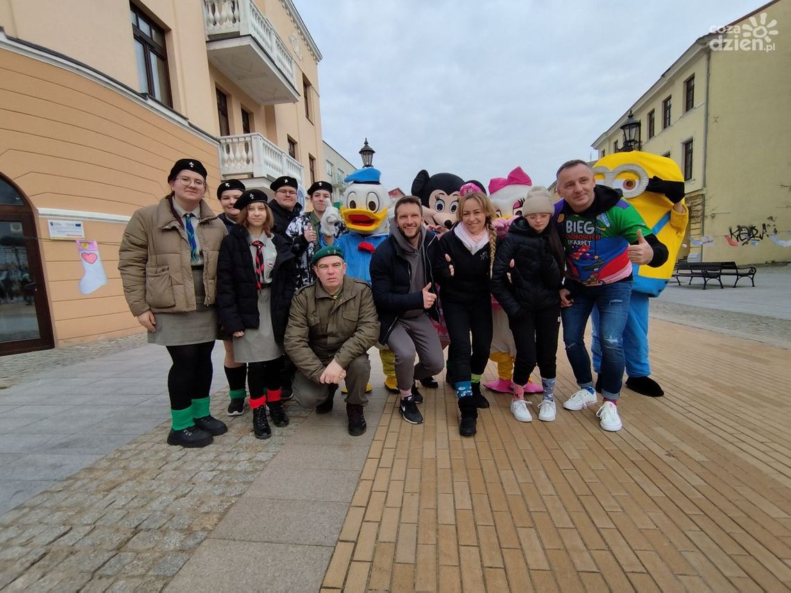 Biegnąc razem w kolorowych skarpetkach nie do pary [zdjęcia]