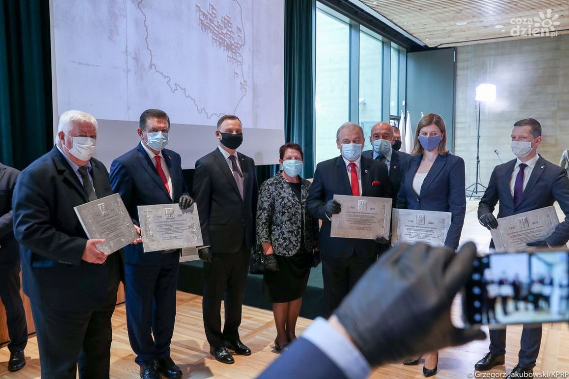 Bitwa Warszawska 1920. Prezydent RP wręczył samorządowcom okolicznościowe tablice (zdjęcia)