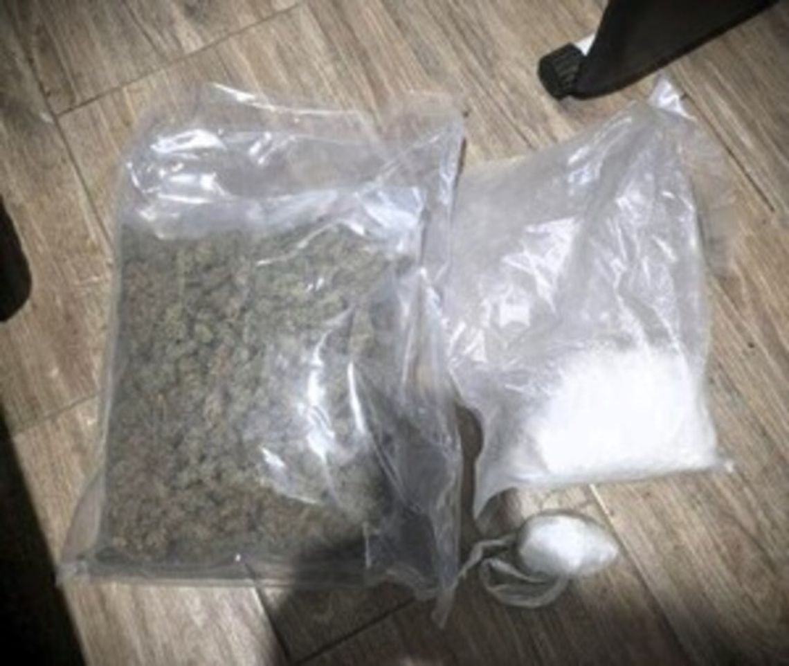 Blisko 1,7 kg narkotyków i 67 tys. zł w gotówce. 42-latek w rękach ciechanowskich policjantów