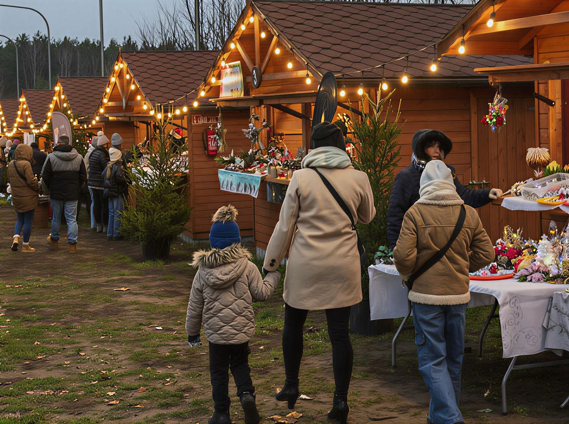 Boże Narodzenie na Mazowszu: Tradycja, muzyka i świąteczne smaki w jednym miejscu Jarmark bożonarodzeniowy - stragany