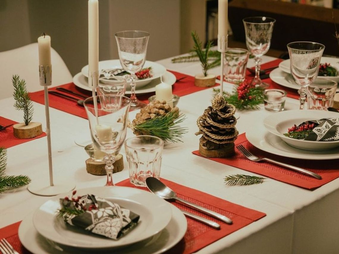Boże Narodzenie: Od pogańskich rytuałów do rodzinnych tradycji – historia świąt, której nie znasz Świątecznie nakryty stół