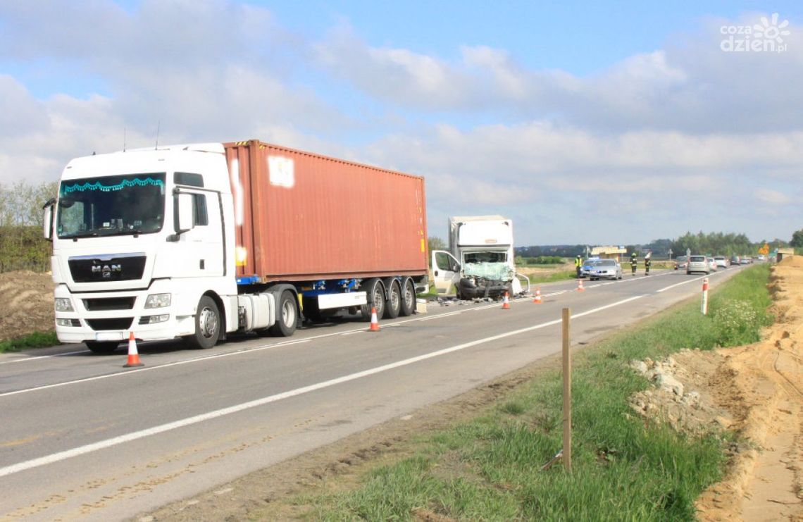 Bus uderzył w ciężarówkę pod Płońskiem