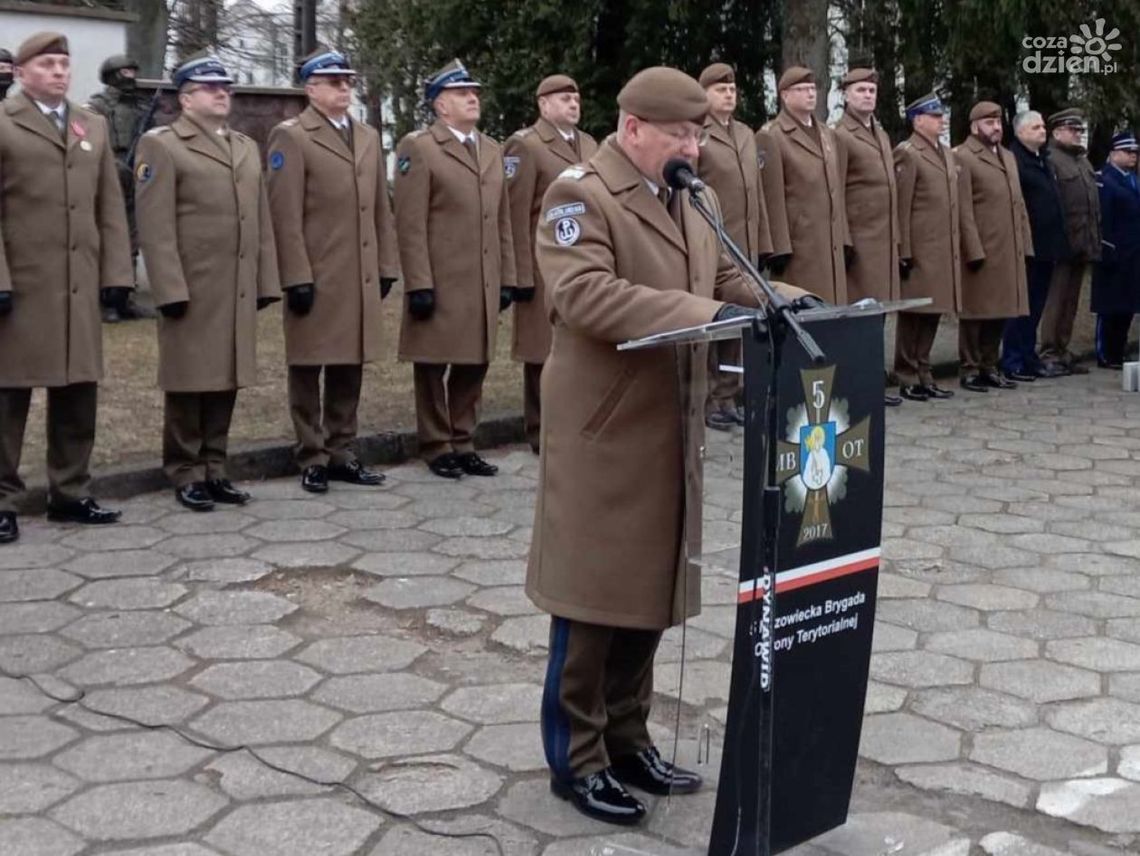Był uroczysty apel w koszarach i odznaczenia dla żołnierzy 5 MBOT
