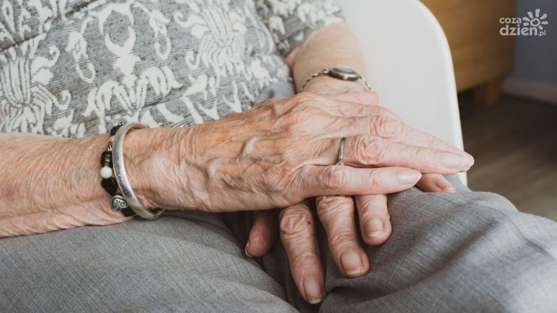 Cały majątek zostawiła na wycieraczce. Seniorka z Ciechanowa straciła 110 tysięcy złotych