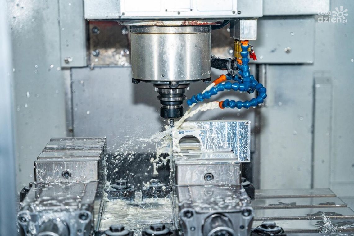 Centra frezarskie i frezarki CNC: Precyzyjna obróbka dla Twojej produkcji