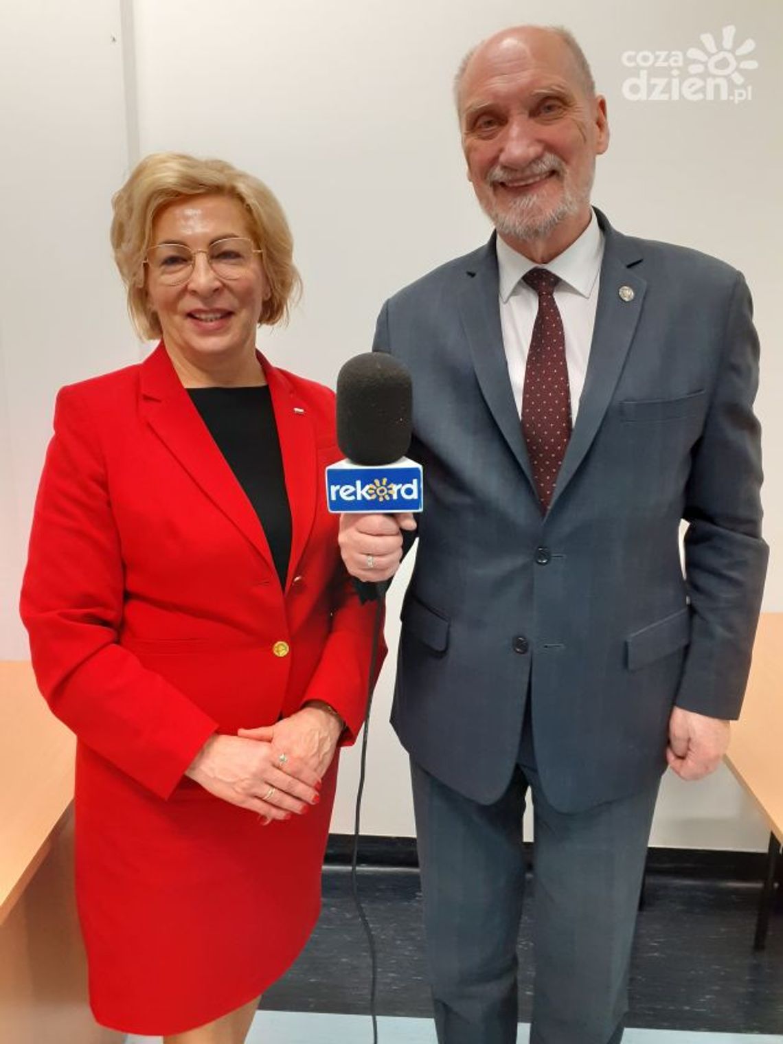 Chcą powstania Izb Pamięci Bohaterów Niepodległości. Anna Cicholska i Antoni Macierewicz Chcą powstania Izb Pamięci Bohaterów Niepodległości. Anna Cicholska i Antoni Macierewicz