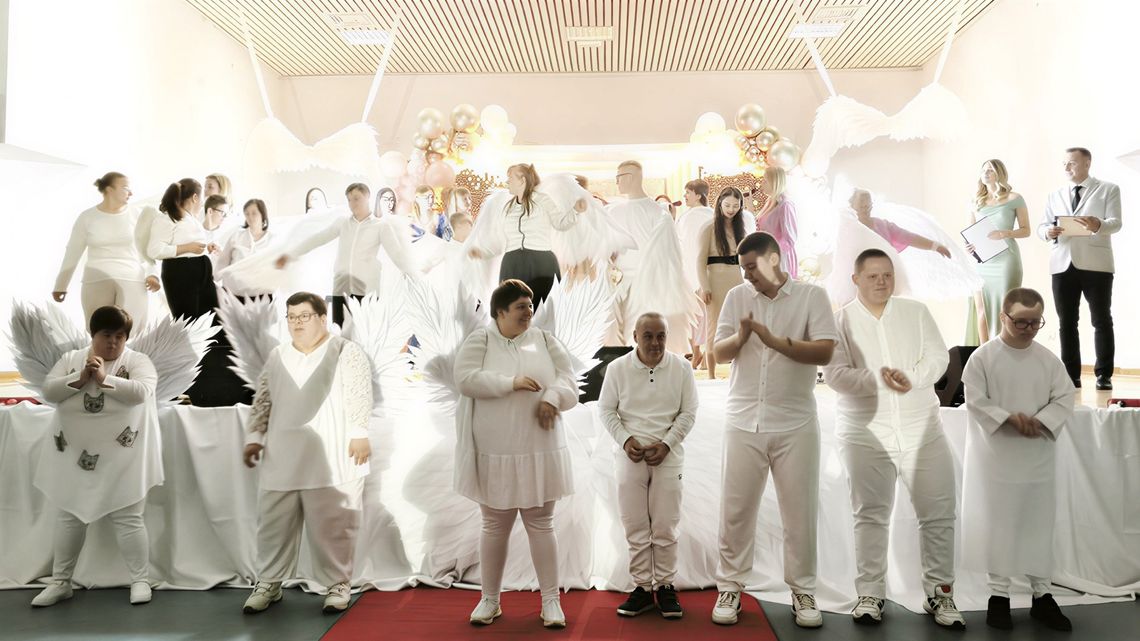 Artyści w strojach aniołów