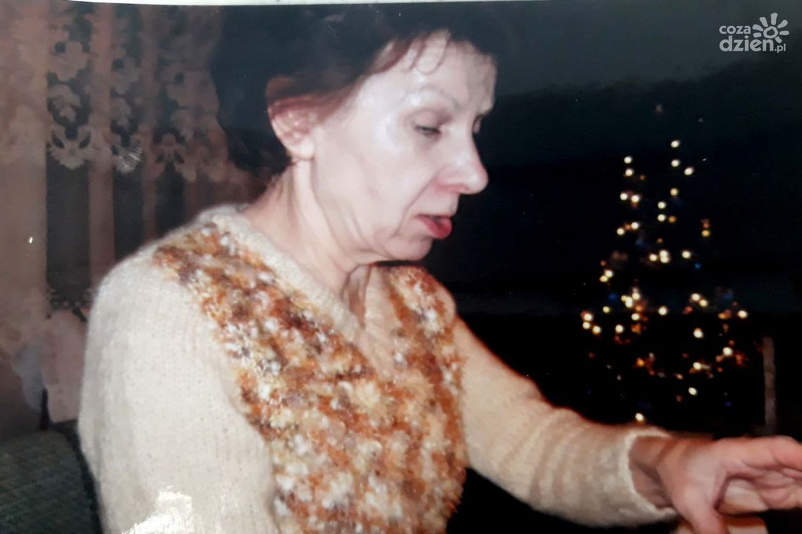Chora na zaburzenia świadomości seniorka zaginęła. Trwają poszukiwania kobiety