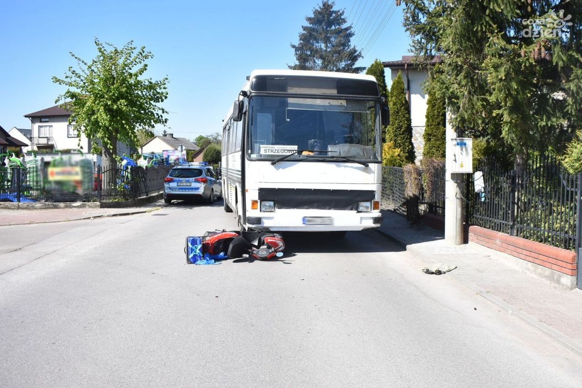 Chwila nieuwagi i nieszczęście gotowe. Seniorka wjechała wprost pod autobus