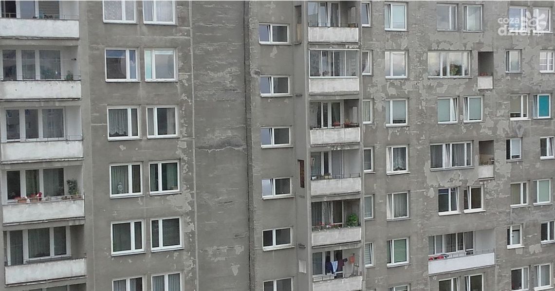 Ciechanów: 20-latka wypadła z okna, policja bada sprawę