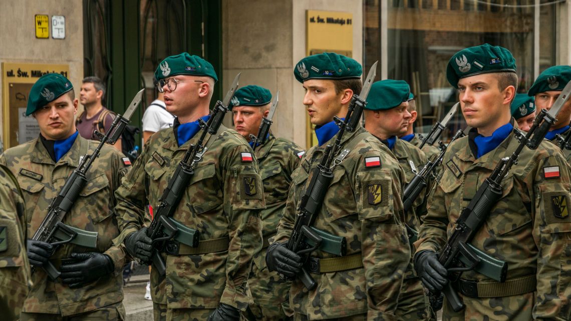 Młodzi żołnierze w mundurach polowych