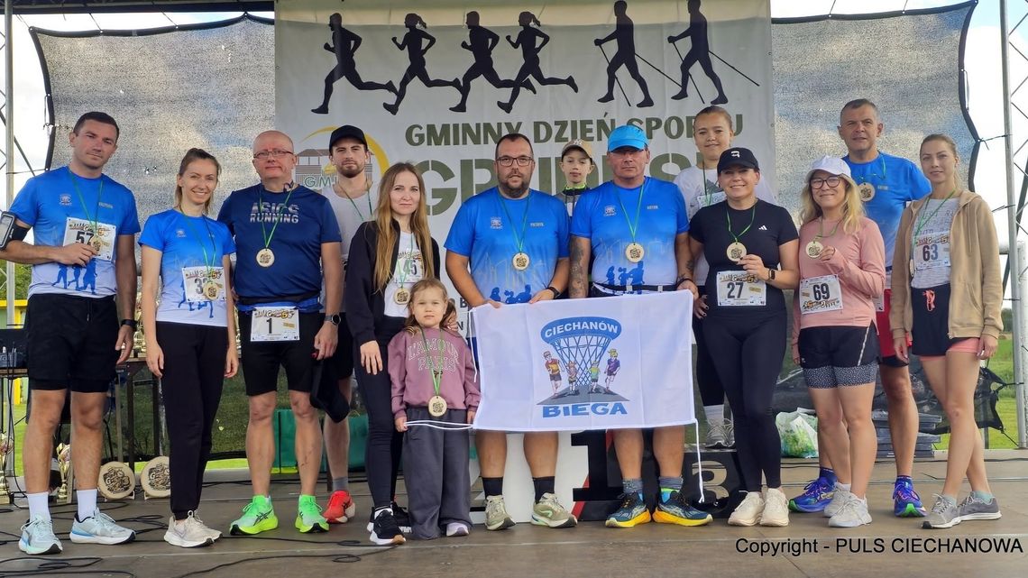 Reprezentanci CIECHANÓW BIEGA z medalami po zawodach w Grudusku