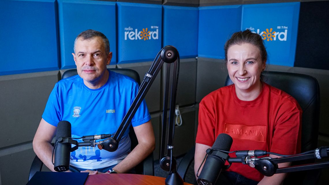 Ewelina Jabłońska i Artur Iniarski siedzą przy mikrofonach w studiu Radia Rekord Mazowsze.
