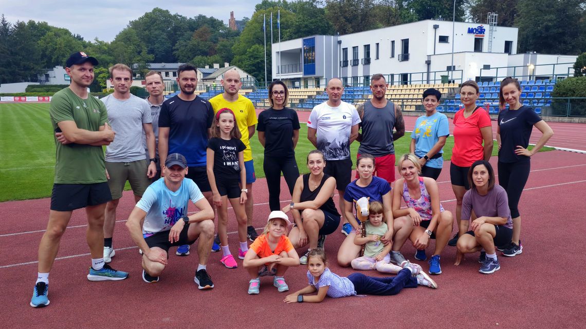 Ciechanów Biega wznawia darmowe treningi Grupa Ciechanów Biega po treningu na stadionie miejskim w Ciechanowie