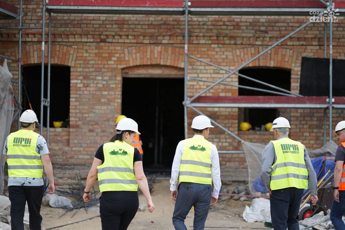 Ciechanów. Budowa zabytkowego młyna nabiera tempa
