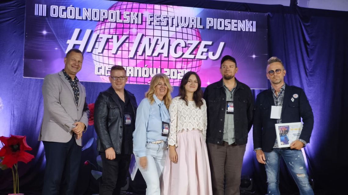 Ciechanów. Jury wybrało finalistów - półfinały ogólnopolskiego festiwalu „Hity Inaczej” za nami Na scenie podczas półfinałów festiwalu Hity Inaczej w Ciechanowie.