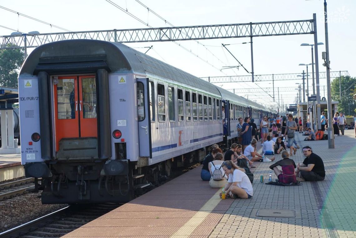 Ciechanów. Miasto ruszyło na pomoc pasażerom pociągu