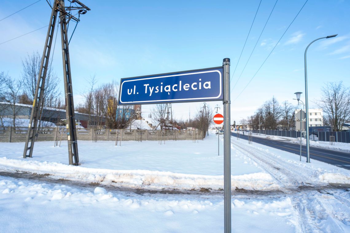 Ciechanów: Milionowe dofinansowanie na remont ulicy Tysiąclecia. Jest wykonawca Tablica z nazwą ulicy "Tysiąclecia"