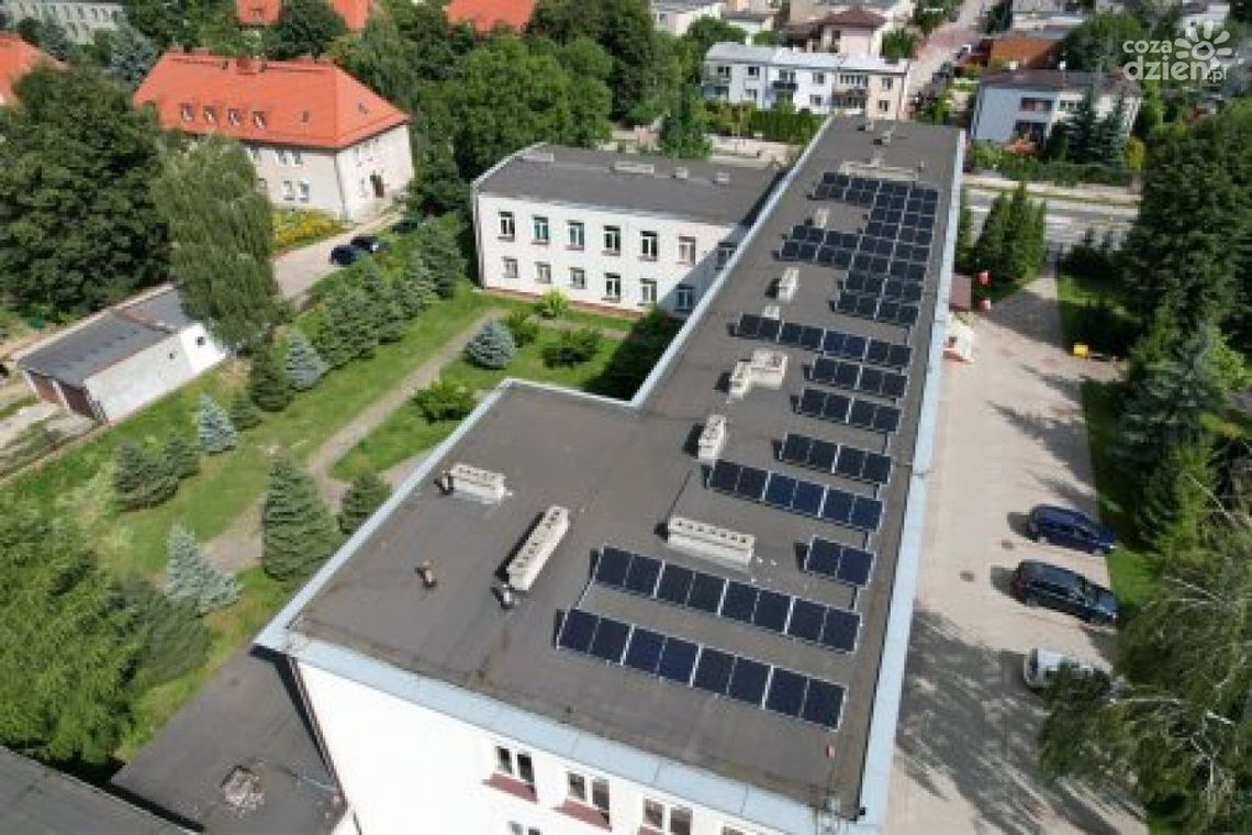 Ciechanów. Panele fotowoltaiczne pojawiły się na kolejnych miejskich szkołach