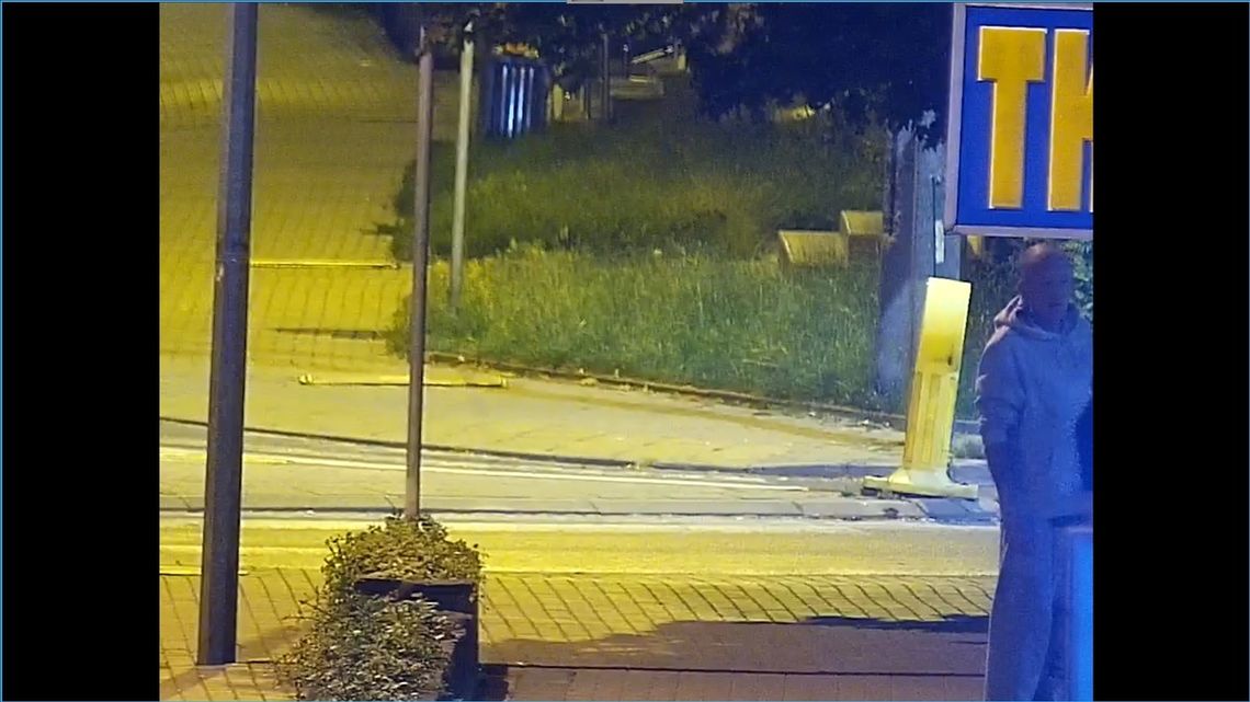 Mężczyzna poszukiwany przez policję w Ciechanowie w związku ze zniszczeniem rolet antywłamaniowych.