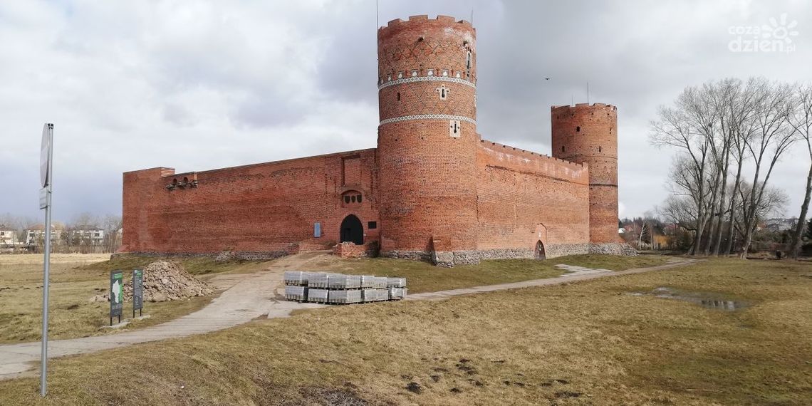 Ciechanów. Przed zamkiem pojawiła się góra kamieni. To akt wandalizmu czy zaplanowana inwestycja?