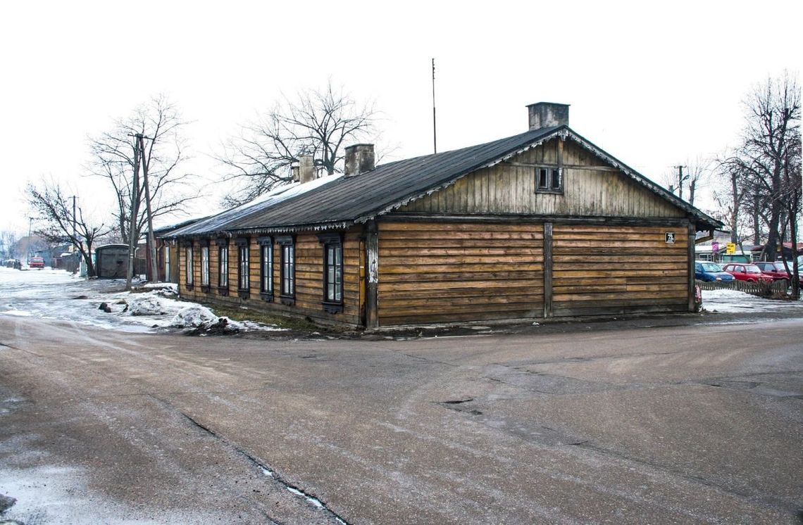 Ciechanów. Przy Fabrycznej stanie zabytkowy budynek