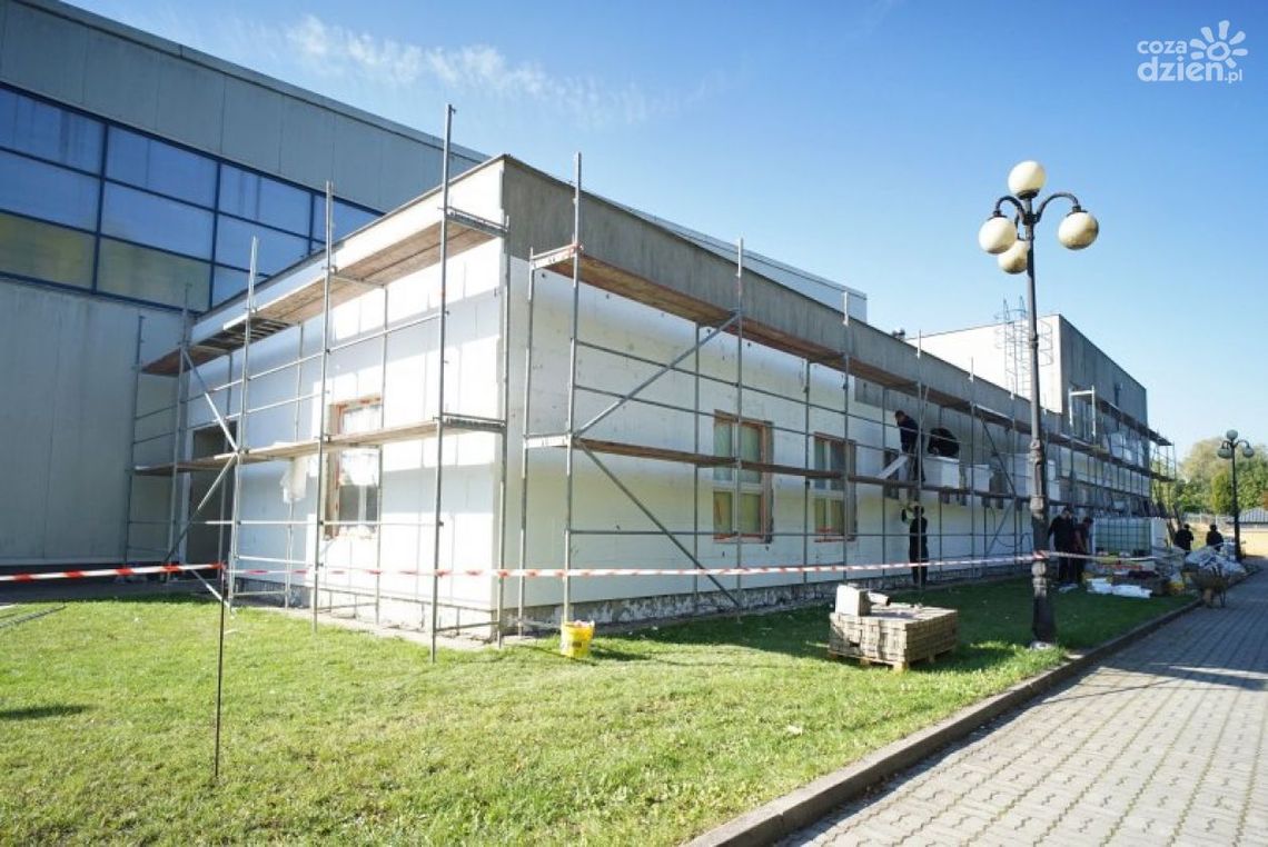 Ciechanów. Ruszył remont elewacji miejskiej hali sportowej