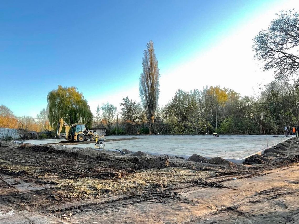 Ciechanów.  Ruszyła budowa boiska przy Zespole Szkół nr 2