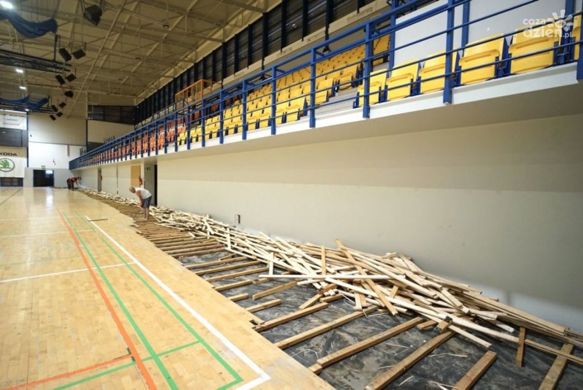 Ciechanów. Ruszyła wymiana nawierzchni w hali sportowej