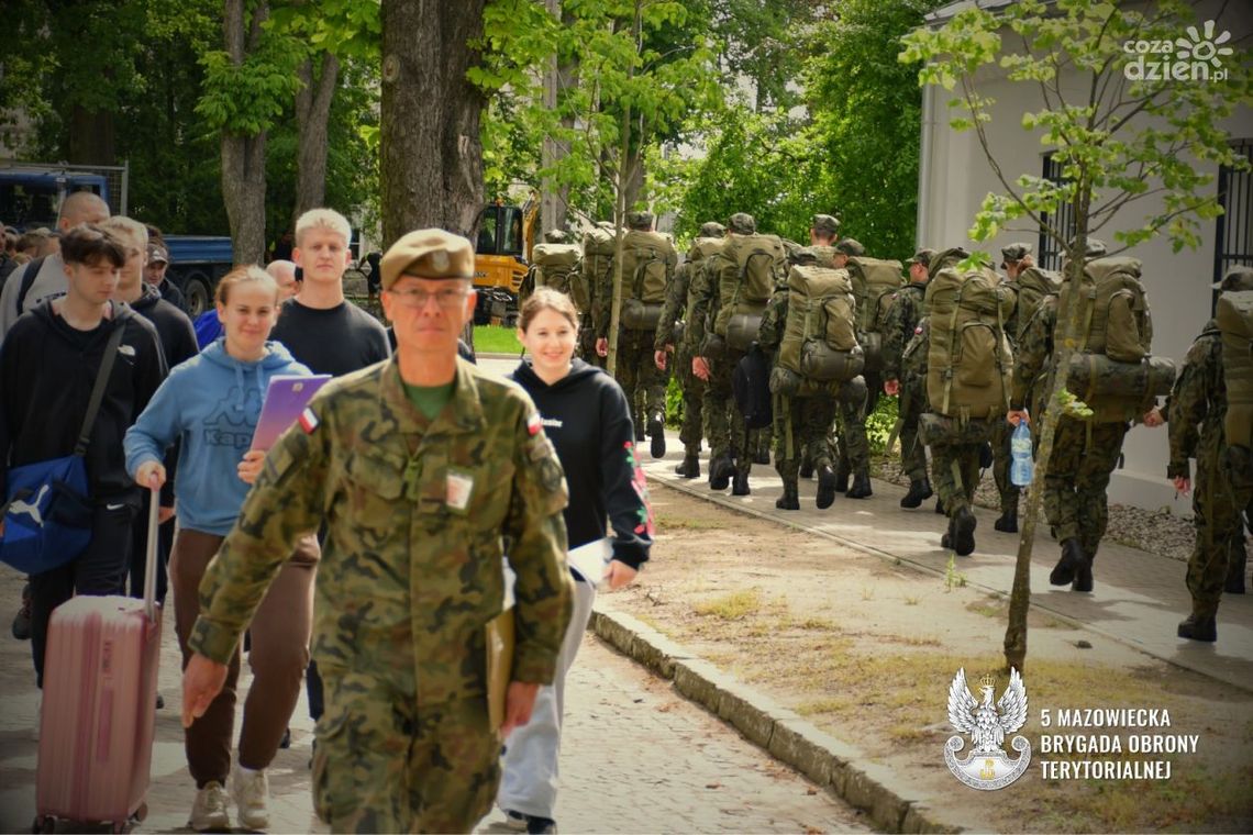 Ciechanów: Ruszyły "Wakacje z WOT" – przyszli terytorialsi już szkolą się w koszarach.