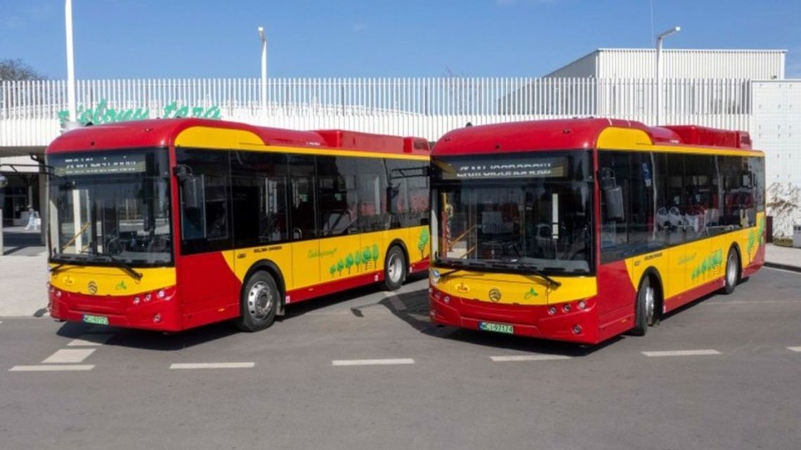 Dwa elektryczne autobusy