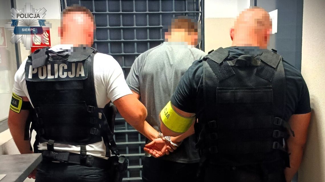 Ciechanów: szkoły powiatowe z nauką zdalną. Policja reaguje na groźby w regionie Dwaj policjanci w kamizelkach stoją po bokach nastolatka z rękami skutymi za plecami.