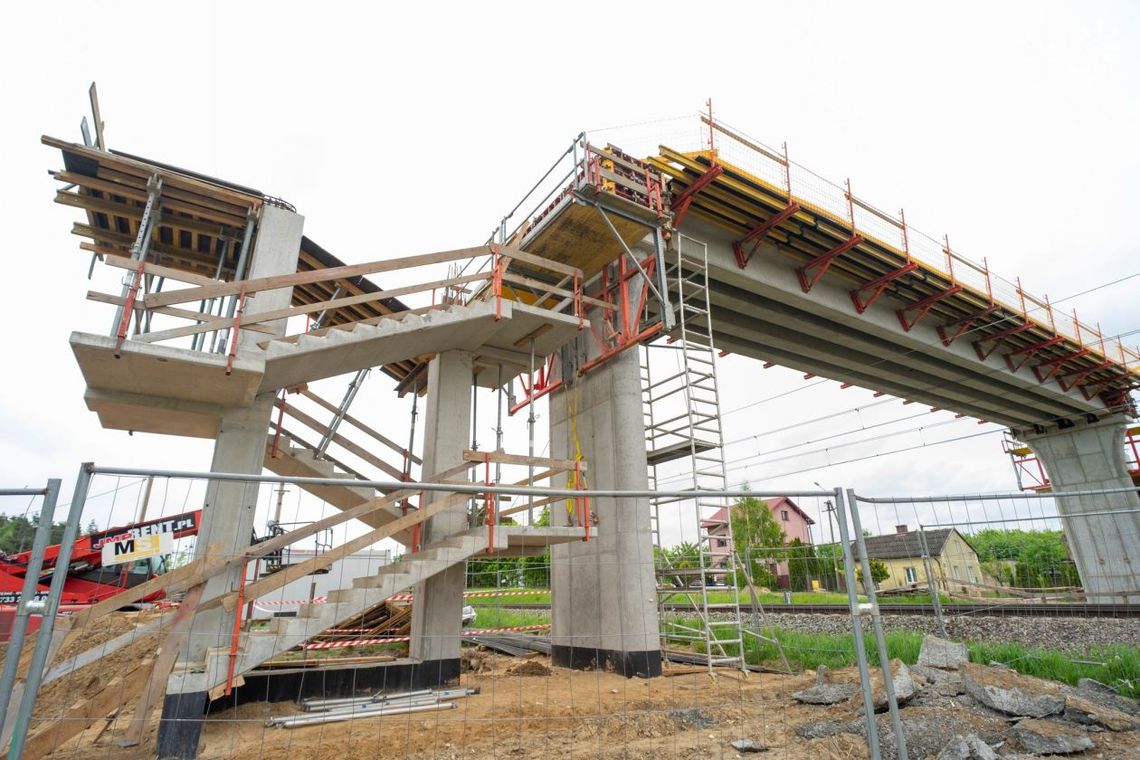 Ciechanów. Trwa budowa wiaduktu pieszo-rowerowego
