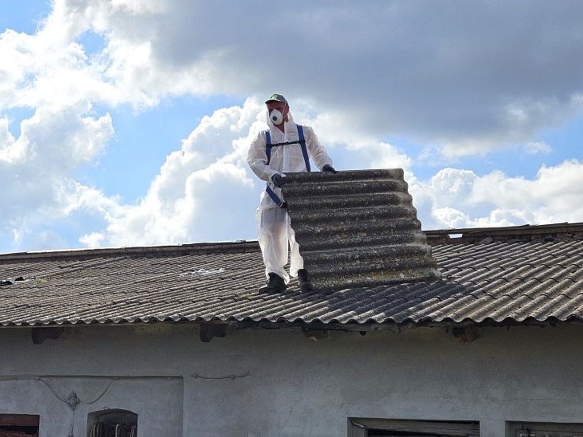 Ciechanów walczy z azbestem: Miasto usunęło ponad 103 tony szkodliwej substancji Pracownik w kombinezonie zdejmujący z dachu eternit