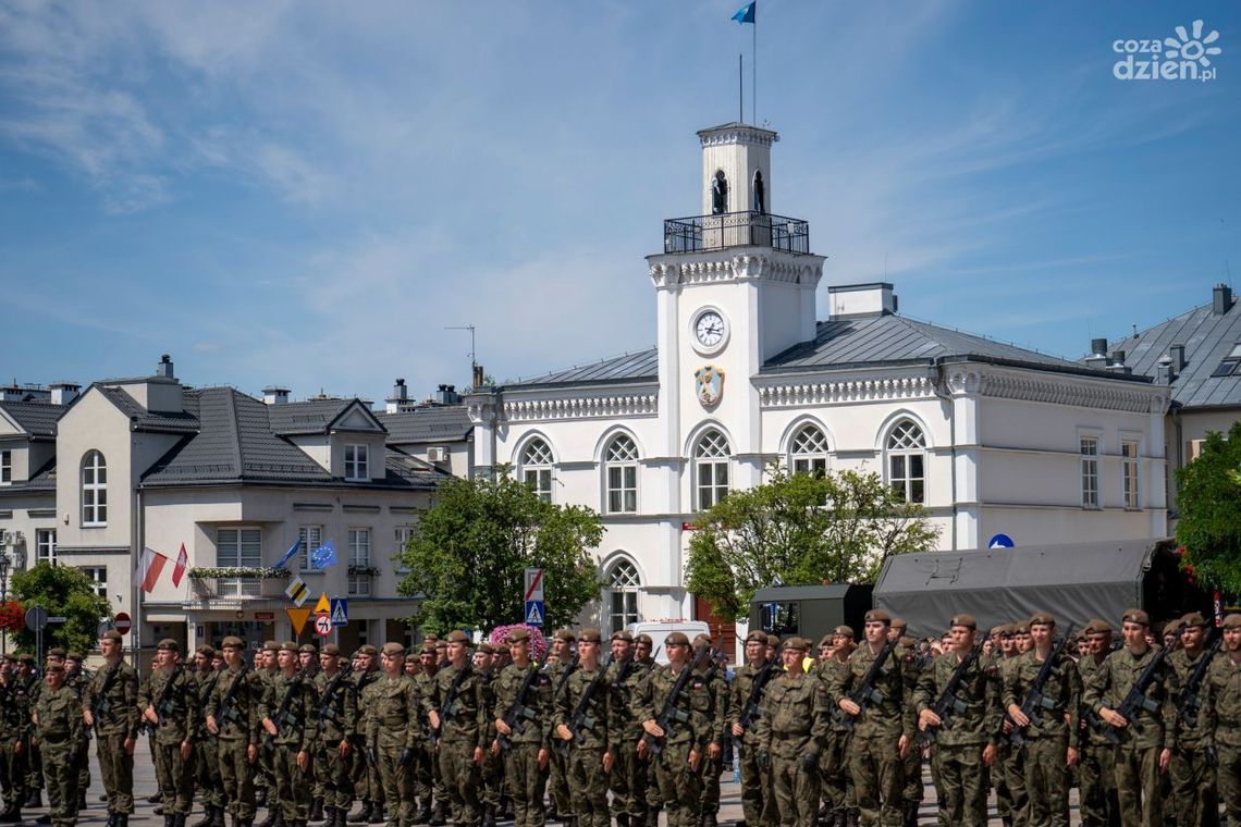 Ciechanów. Wojskowa przysięga przed ratuszem