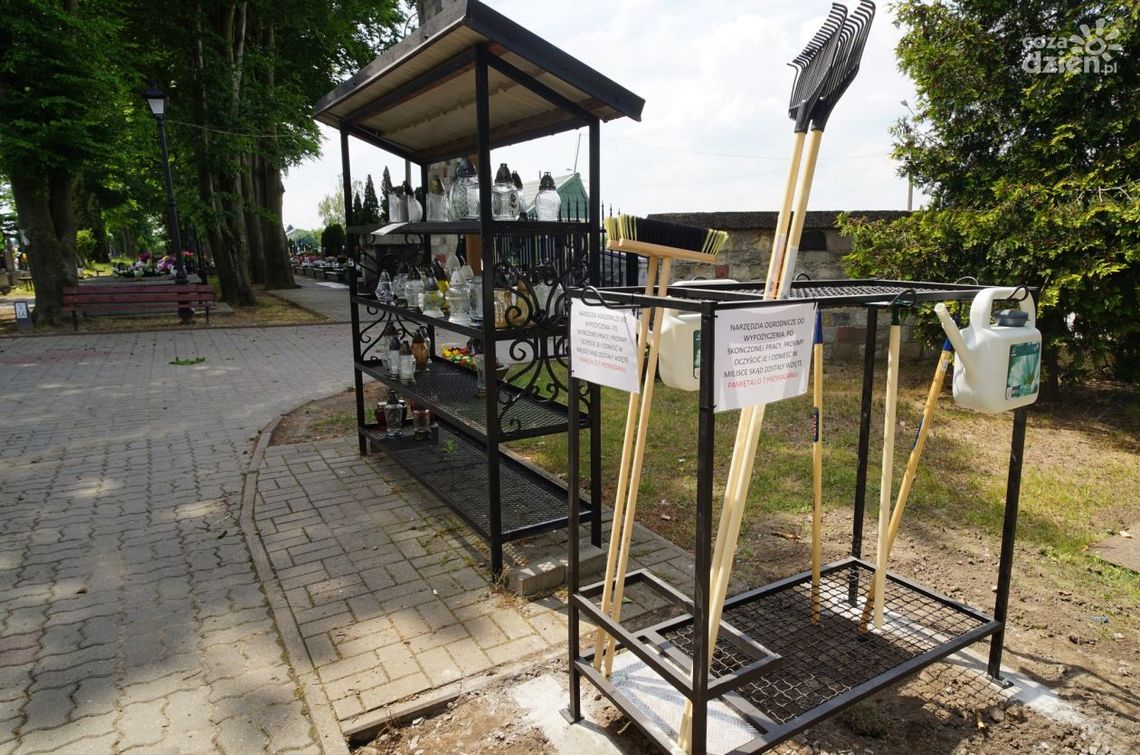 Ciechanów. Wypożyczalnia narzędzi do sprzątania grobów na cmentarzu
