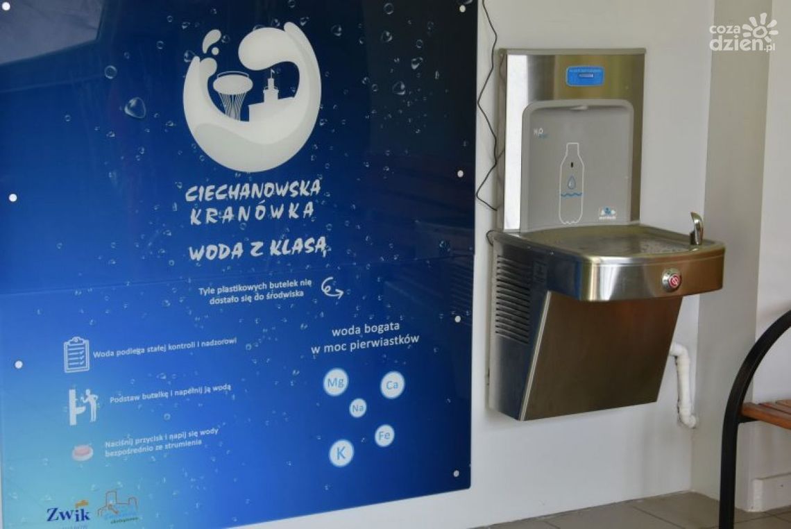 Ciechanowscy uczniowie piją kranówkę