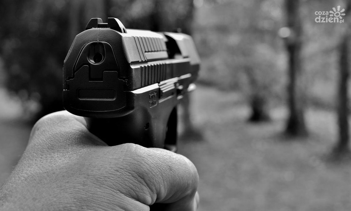 Ciechanowska policja prowadzi postępowanie w sprawie postrzelenia mieszkańca Warszawy
