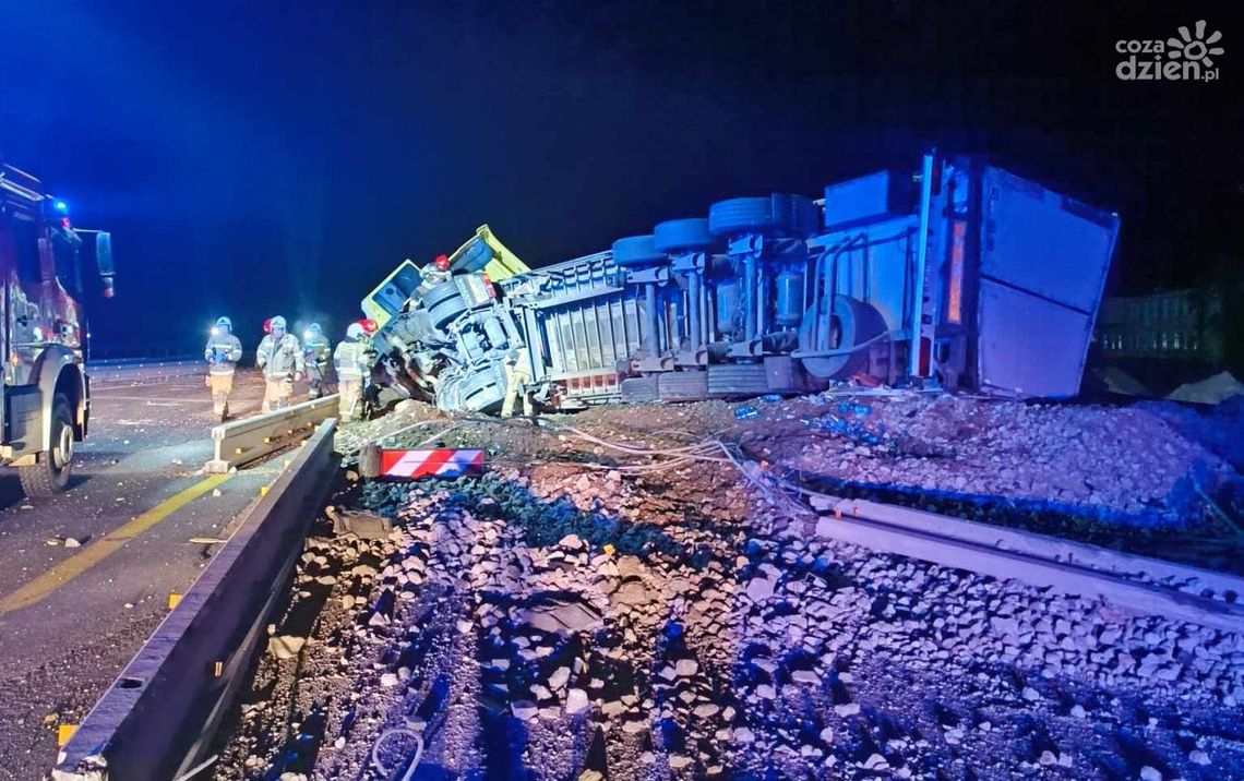Ciężarówka wypadła z drogi, kierowca miał dużo szczęścia